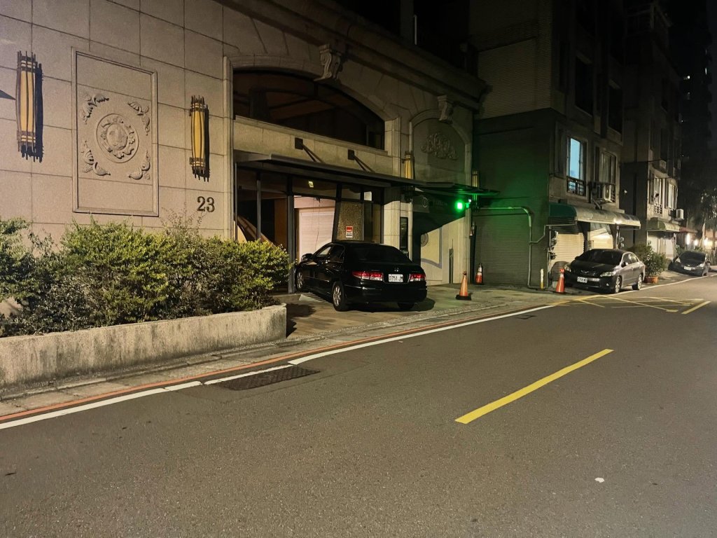 投資糾紛開車衝撞合夥人住處社大門!- 中壢男子涉恐嚇等3罪送辦