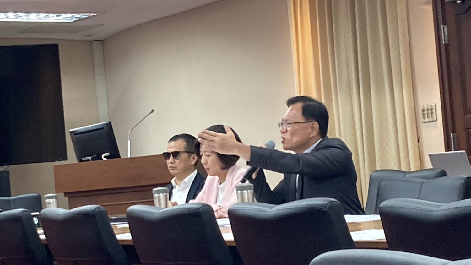 談及有關「國軍缺席風災救援」爭議,張啓楷怒指「創史上最荒謬紀錄」。(圖/張啓楷國會辦公室)