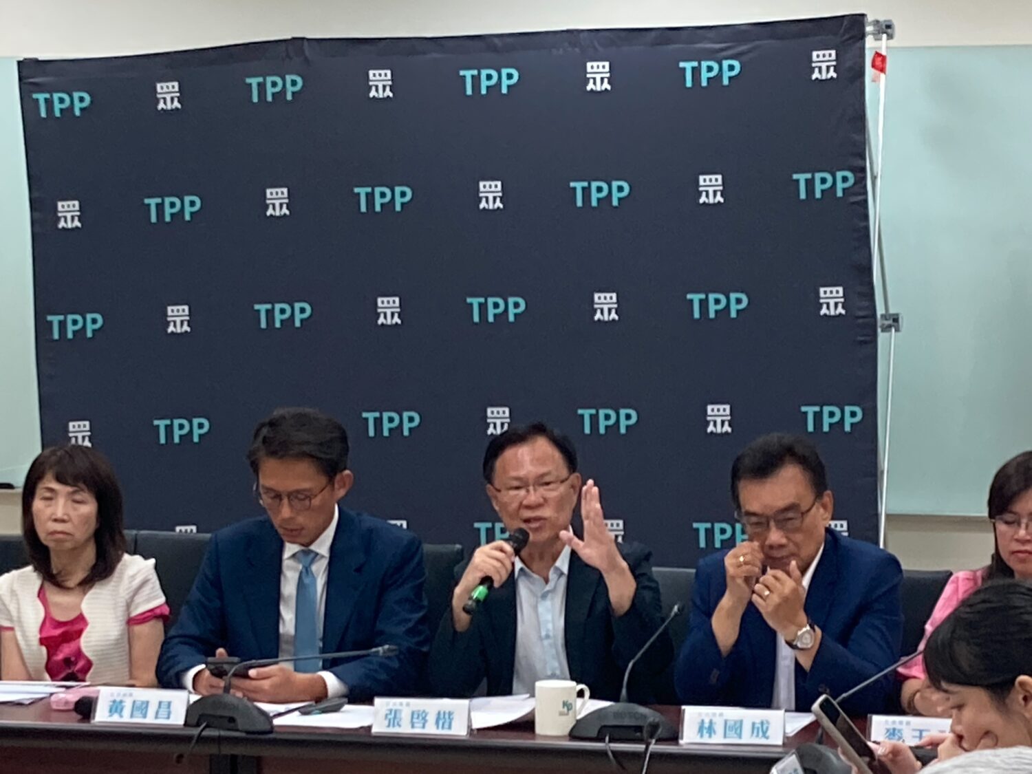 張啓楷指出,水五金、紡織、農漁業者叫苦連天,民進黨卻仍忙於大內宣與撕裂社會。(圖/民眾黨團)