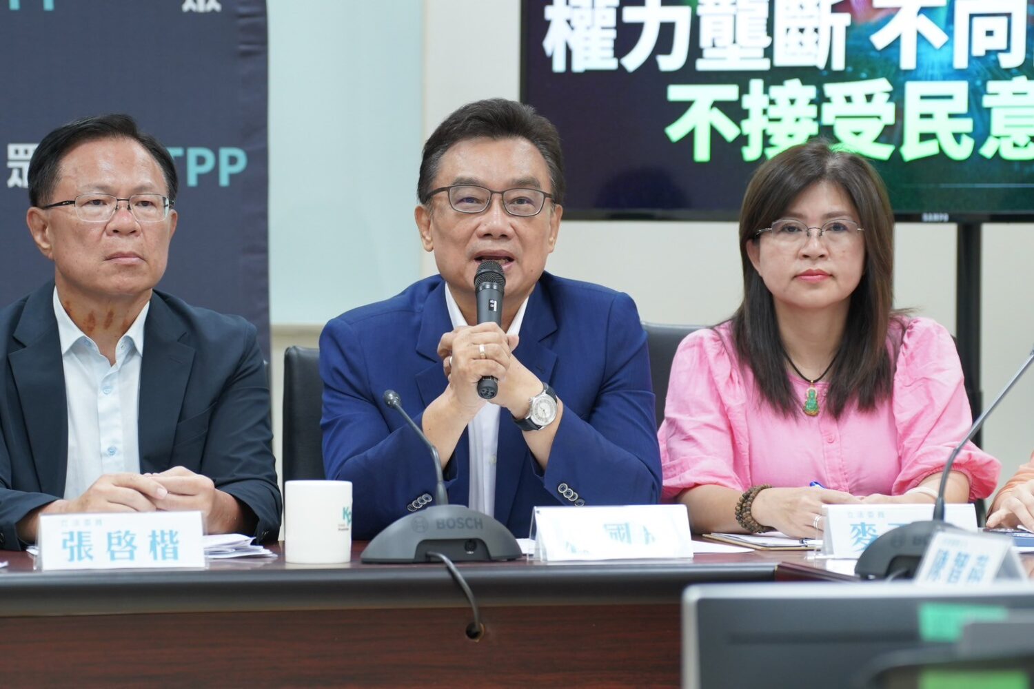 林國成質疑,台灣是否為了換取20%關稅接受更多不利條件?(圖/民眾黨團)