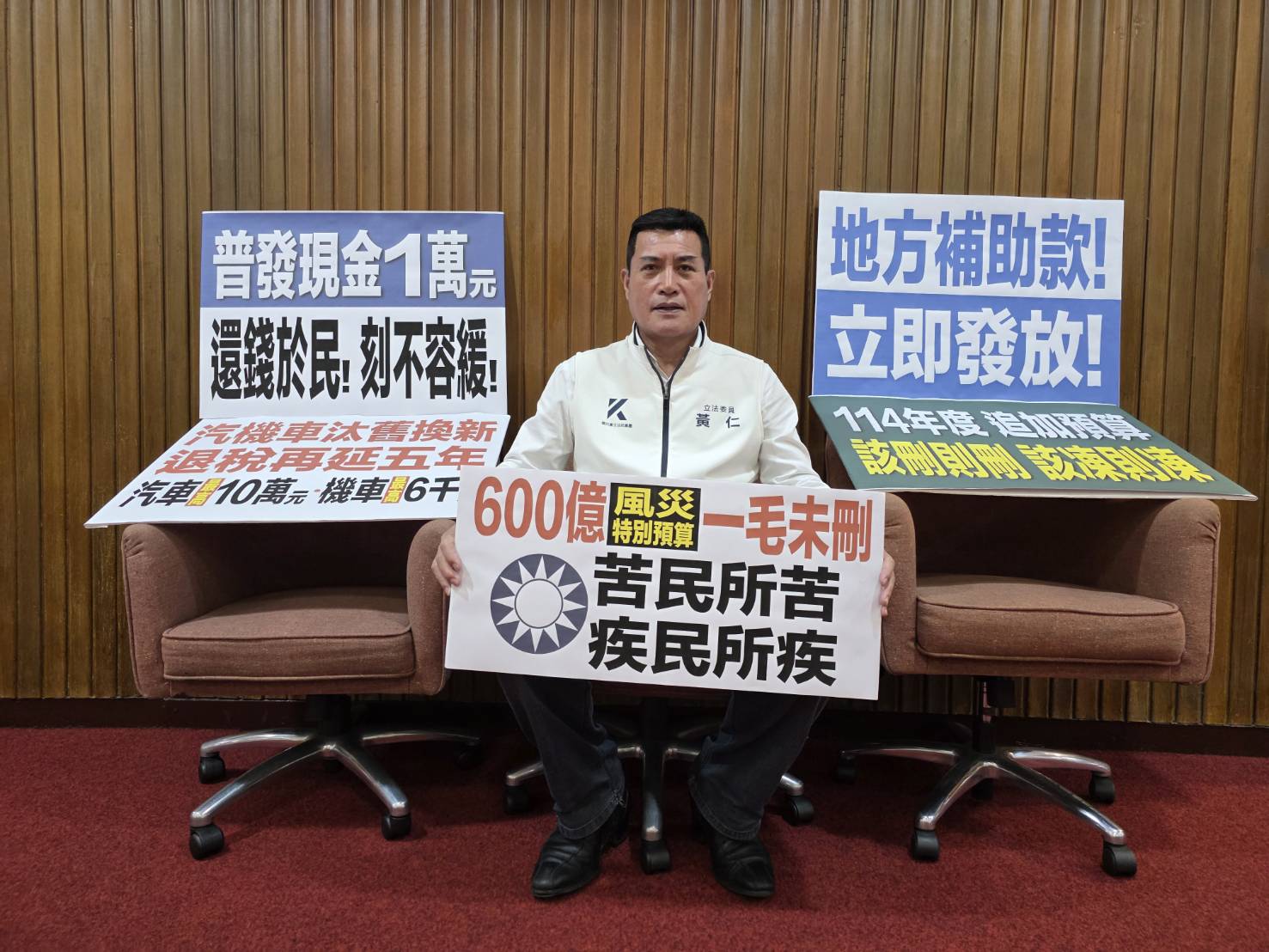 2.針對屏東東港「逢雨必淹」的長年問題,黃仁當場建議應於東港大排增設抽水機,並要求中央政府正面回應。(圖/黃仁國會辦公室)